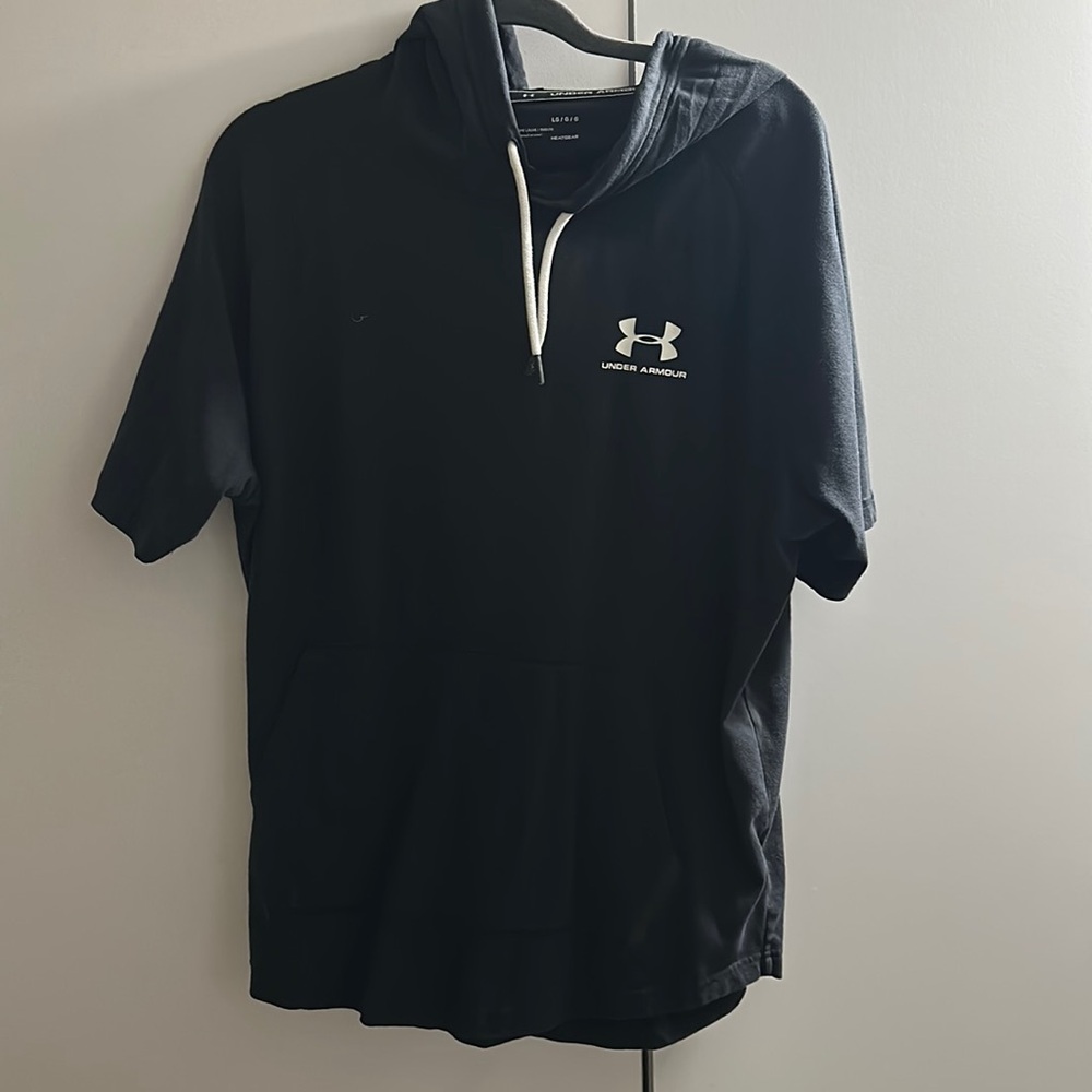 Men’s under armour hooded tshirt. EUC.
